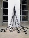 "Instrucción" ensamblaje, madera, piedra y cintas, 205x150x110 cm