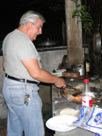 Don Rudi, aunque detesta la cocina, se sacrifico por los asistentes