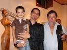Tony acompañado de su hijo y el escultor Aquiles