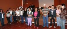 La Directora de la escuela; Yorleny Mata da inicio al acto con la presentacin de los participantes seores Fabio Brenes , Gregorie Brenes, Alfonso, y el grupo de artesanas locales