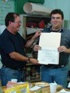 Rudy Espinoza entrega reconocimiento por parte de la Casa del Artista seor Miguel Villarino en agradecimiento por el curso impartido